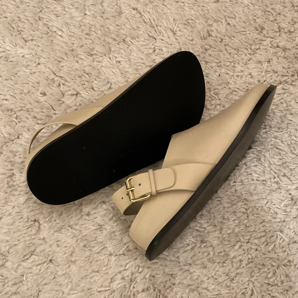 A.Emery Louis Clog, New w dustbag, ivory / eggshell buckle strap, size 40 - Picture 5 of 5